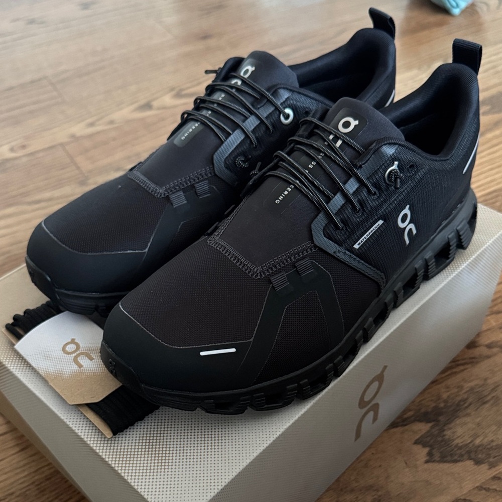 ON Women's Black Athletic Shoes
